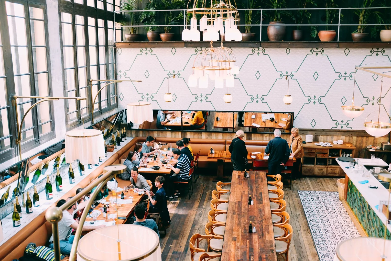 Restauranginteri&ouml;r med g&auml;ster